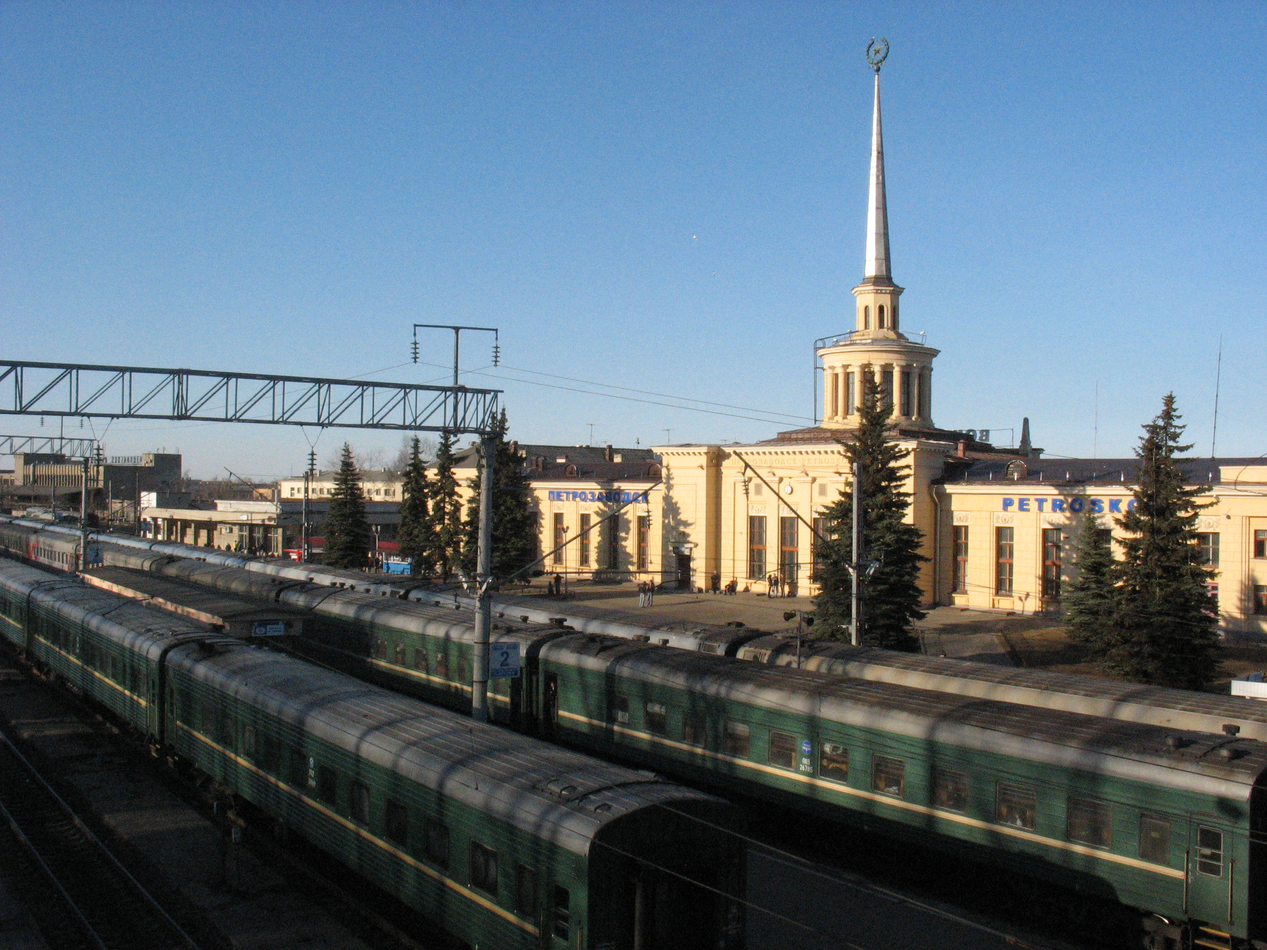 Жд вокзал петрозаводск. Вокзал Петрозаводск. Карелия Петрозаводск вокзал. Республика Карелия Петрозаводск ЖД вокзал.